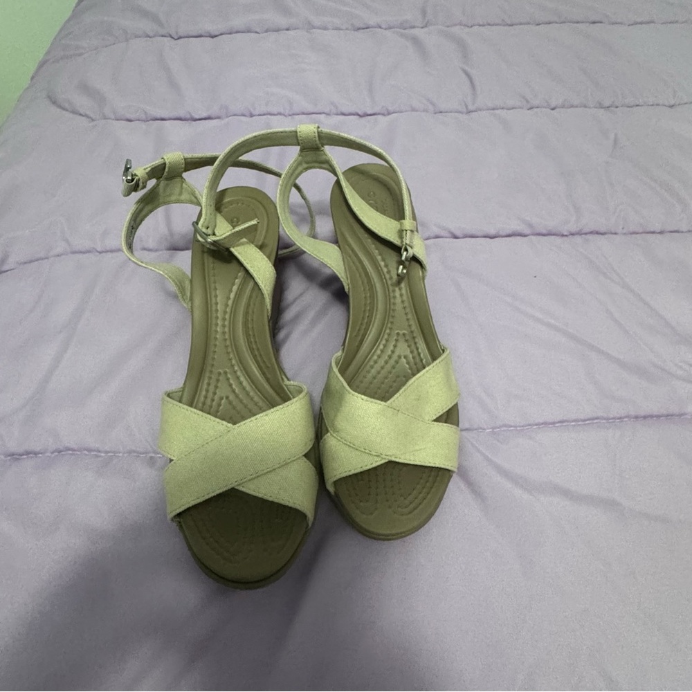Crocs Leigh II Wedge Ankle Strap Sandal Comfort Cross Strap Beige Cream Size 8